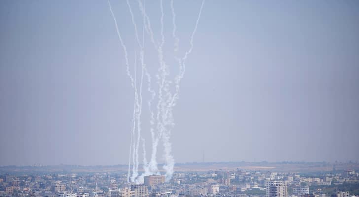 رشقة صاروخية تستهدف تل أبيب