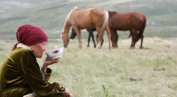 امرأة قرغيزية تشرب حليب الخيل في مرعى صيفي مرتفع يسمى سوسامير، على بعد حوالي 170 كيلومترا (106 أميال) جنوب العاصمة القرغيزية بيشكيك