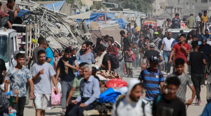 نازحون فلسطينيون يغادرون منطقة شرق خان يونس