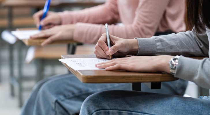 طلبة يتقدمون لامتحان "تعبيرية"