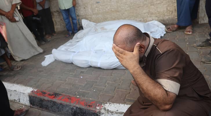 فلسطيني يبكي أفراد عائلته في غزة