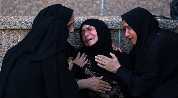 فلسطينية تبكي أحد أفراد عائلتها في غزة