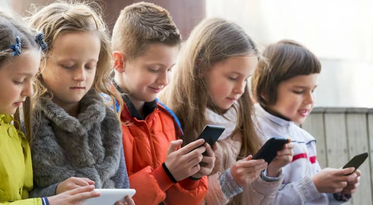 أطفال يستخدمون الهواتف الذكية - تعبيرية