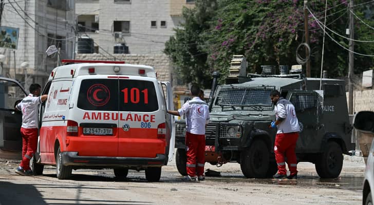 سيارة لجيش الاحتلال تعرقل طريقا يؤدي إلى مستشفى في جنين بالضفة الغربية المحتلة