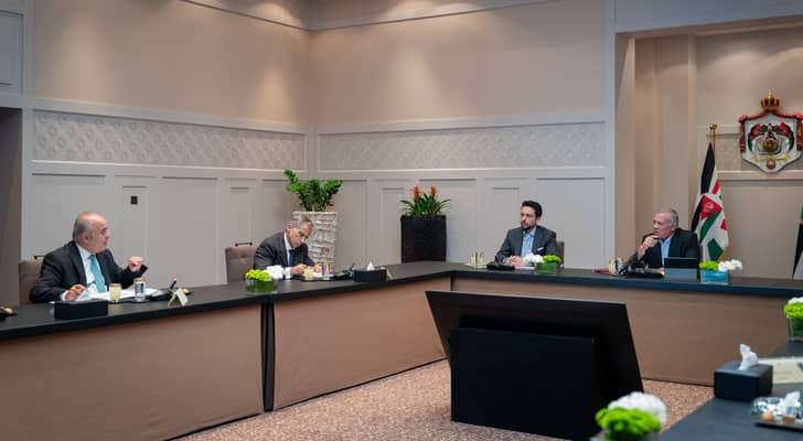 جلالة الملك عبدالله الثاني خلال لقائه معنيين في قصر الحسينية