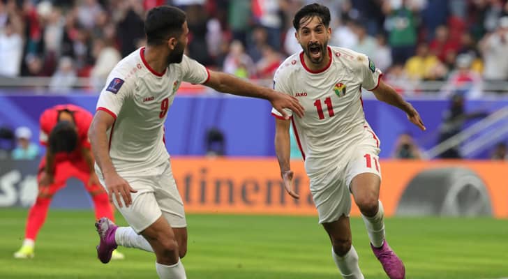 لاعبو المنتخب الوطني يحتفلون بهدف سابق في مرمى كوريا