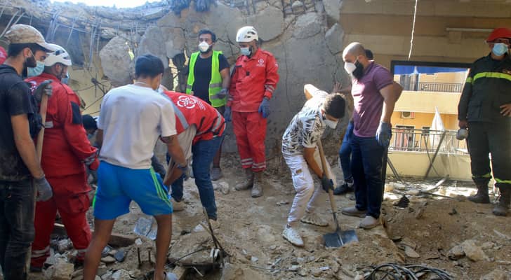 لبنانيون يبحثون عن ناجين في موقع غارة جوية للاحتلال استهدفت مبنى سكنيا في قرية الوردية