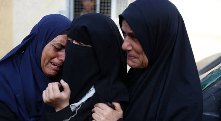 فلسطينيات يبكين بعد مجازر الاحتلال في غزة