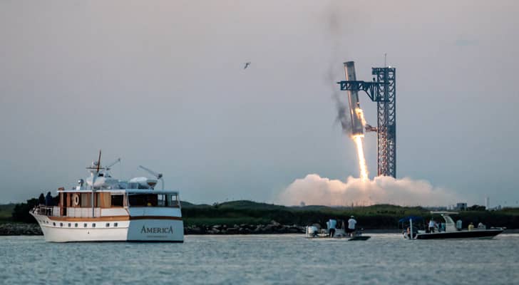 تنطلق مركبة SpaceX Starship من Starbase بالقرب من بوكا تشيكا، تكساس