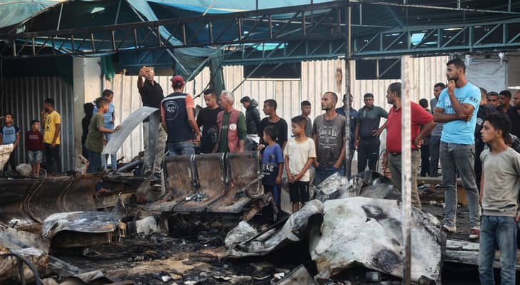 دمار جراء استهداف الاحتلال خيام نازحين داخل مستشفى شهداء الأقصى