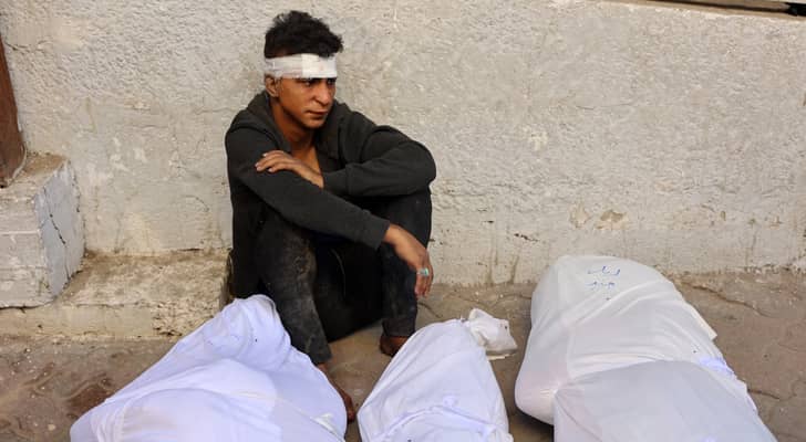 شاب فلسطيني يود عائلته في قطاع غزة