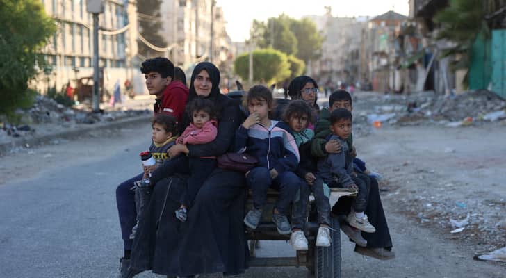 النازحون الفلسطينيون، الذين أمرهم جيش الاحتلال بمغادرة المدرسة في بيت لاهيا