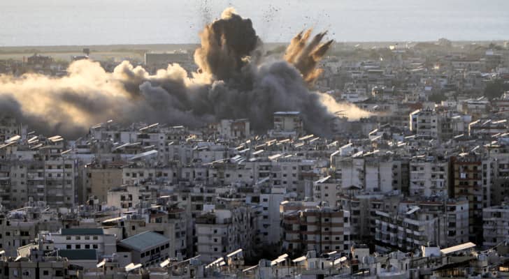 اندلعت سحابة من الدخان في أعقاب غارة جوية للاحتلال على الضواحي الجنوبية لبيروت