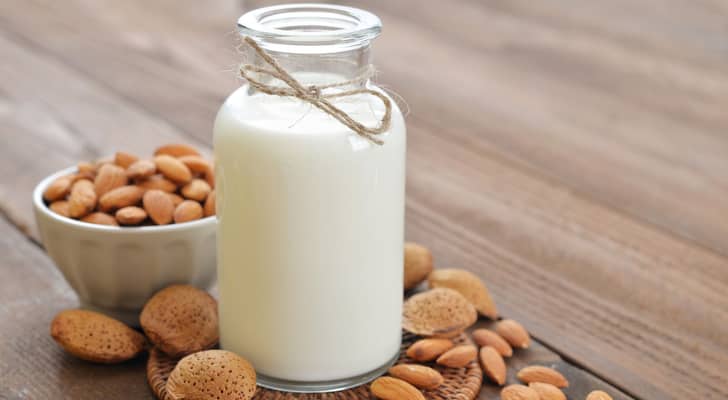 صورة تظهر وعاء حليب اللوز