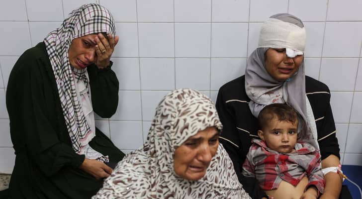فلسطينيات يبكين بعد مجازر الاحتلال في غزة