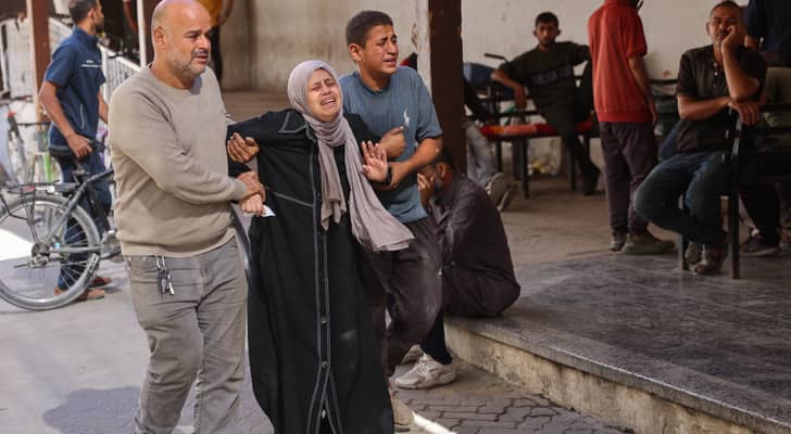فلسطينية تبكي أحد أفراد عائلتها في غزة