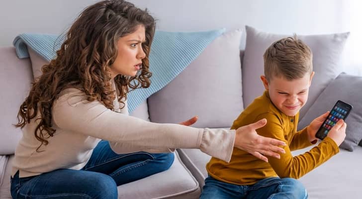 ظهور أعراض عدوانية لطفل يستخدم الهاتف
