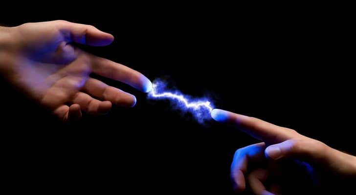 لسعات كهرباء من شخص لآخر
