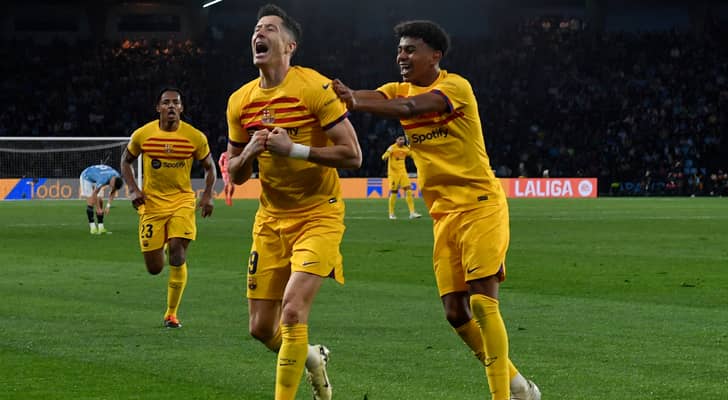 لاعبو برشلونة يحتفلون بهدف سابق