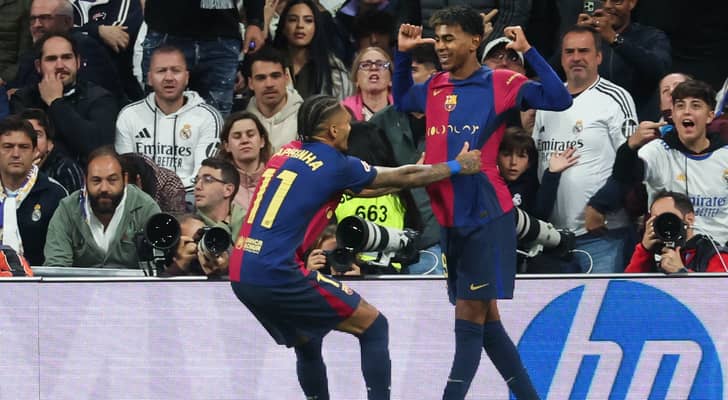 لاعبو برشلونة يحتفلون بهدف