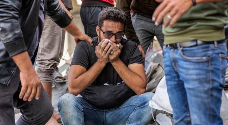 فلسطيني يبكي أحد أفراد عائلته في غزة