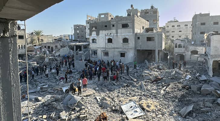 فلسطينيون يتفقدون الأضرار بعد غارة جوية للاحتلال على بيت لاهيا شمال غزة