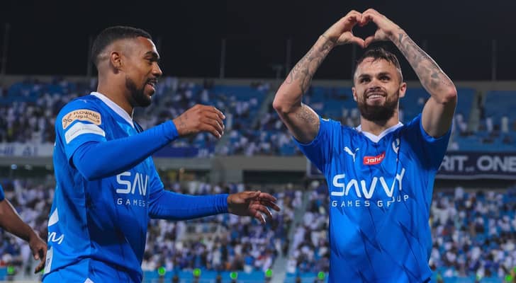 لاعبو الهلال يحتفلون بهدف