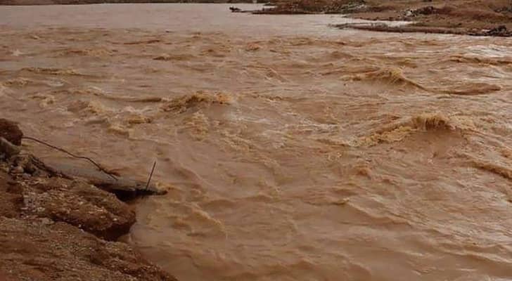 بالفيديو.. أمطار غزيرة تتسبب بتشكل السيول في الأزرق