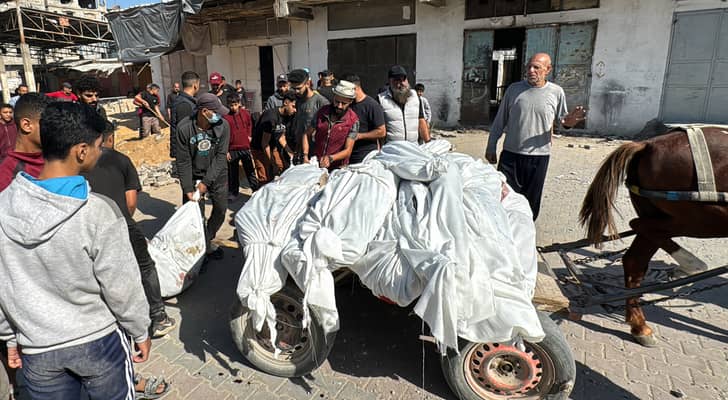 أشلاء شهداء إثر مجزرة في غزة