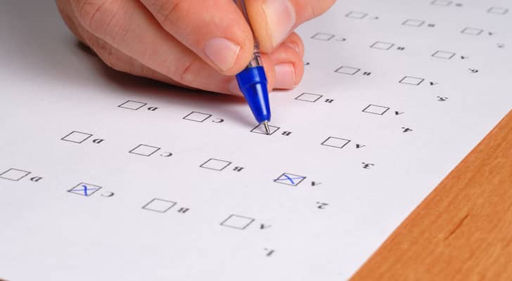 طالب يقدم امتحان