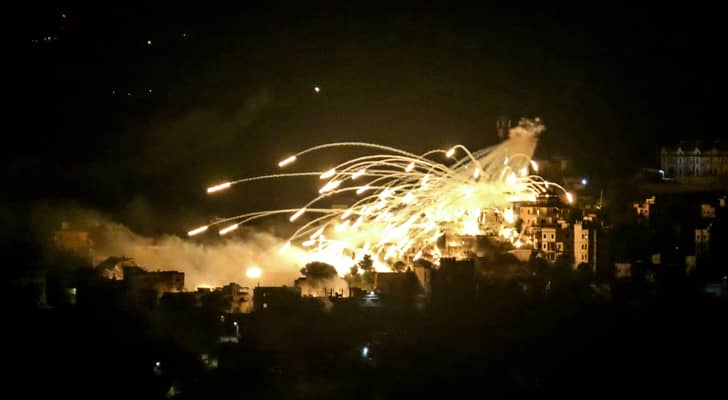 انفجارات فوق مباني في بلدة الخيام في جنوب لبنان
