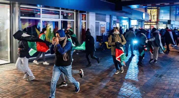 مشجعون يحملون أعلام فلسطين في هولندا
