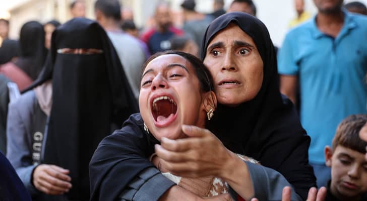 فتاة فلسطينية تصرخ ألما وقهرا في قطاع غزة