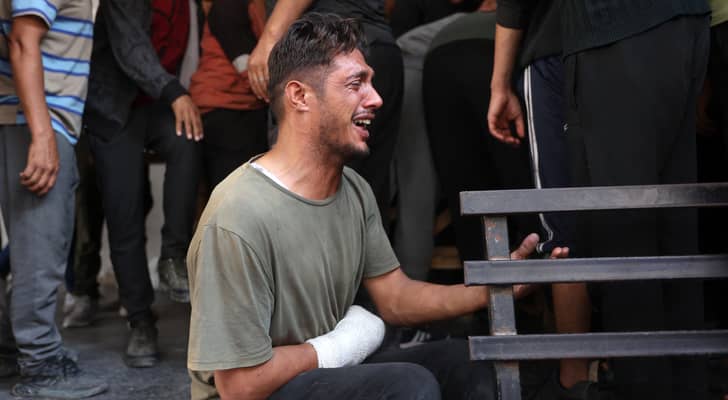 قريب مصاب ينعي رجل فلسطيني ارتقى بالرصاص أثناء فراره من بيت لاهيا في شمال قطاع غزة