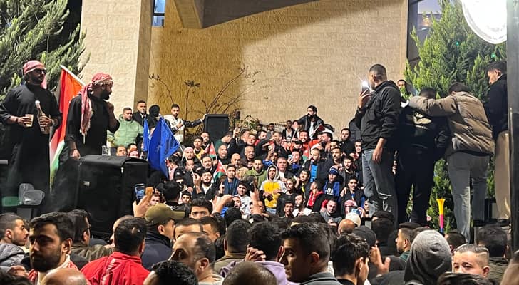 الجماهير المحتفلة