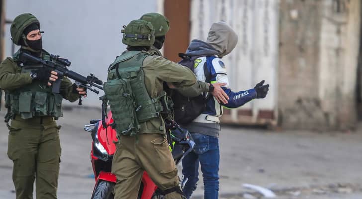 اعتقال فلسطيني في الضفة الغربية