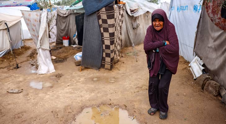 فلسطينية بين الخيام في الأجواء الباردة في غزة