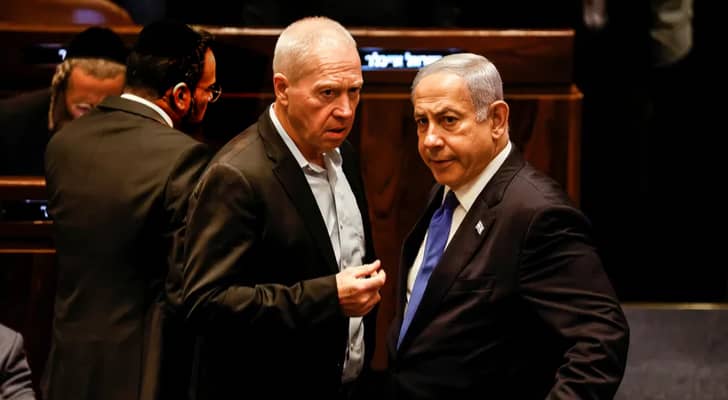 رئيس حكومة الاحتلال الإسرائيلي بنيامين نتنياهو ووزير حربه السابق يوآف غالانت