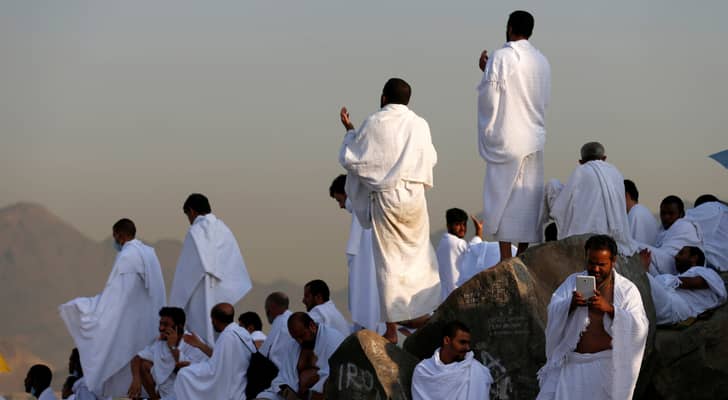 حجاج يقفون على جبل عرفات