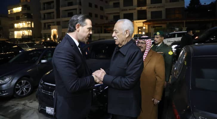 رئيس الديوان الملكي الهاشمي يوسف حسن العيسوي خلال تقديمه واجب العزاء