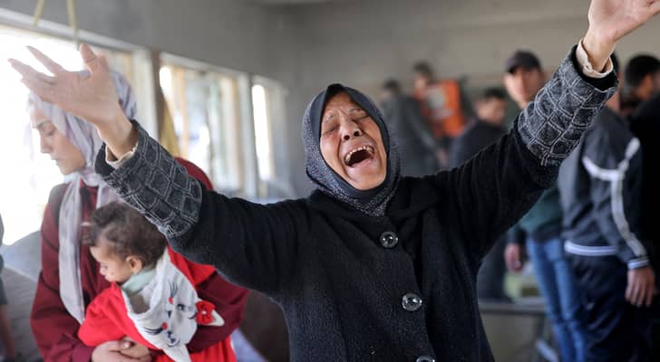 فلسطينية تصرخ قهرا في قطاع غزة