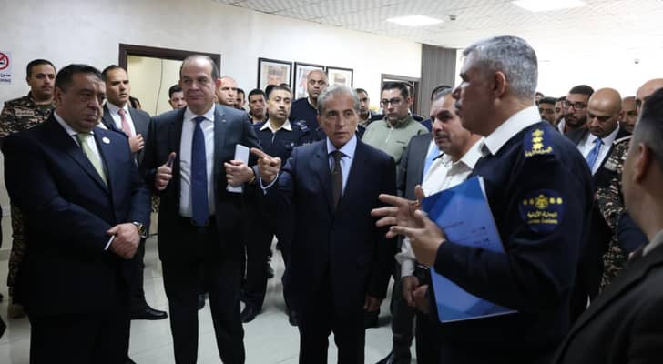 رئيس الوزراء الدكتور جعفر حسان خلال زيارته للبريد الأردني