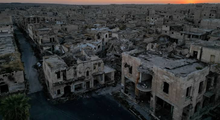 يظهر هذا المنظر الجوي المباني المدمرة في معرة النعمان، في محافظة إدلب شمال غرب سوريا
