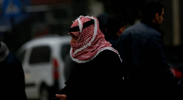 أردني يشعر بالبرد