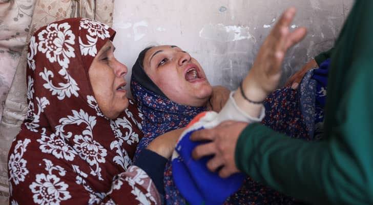 رد فعل النساء بعد غارة للاحتلال على مدرسة المجيدة الوسيلة الحكومية التابعة للأونروا في غزة - AFP