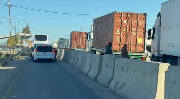 شاحنات عند معبر جابر الحدودي