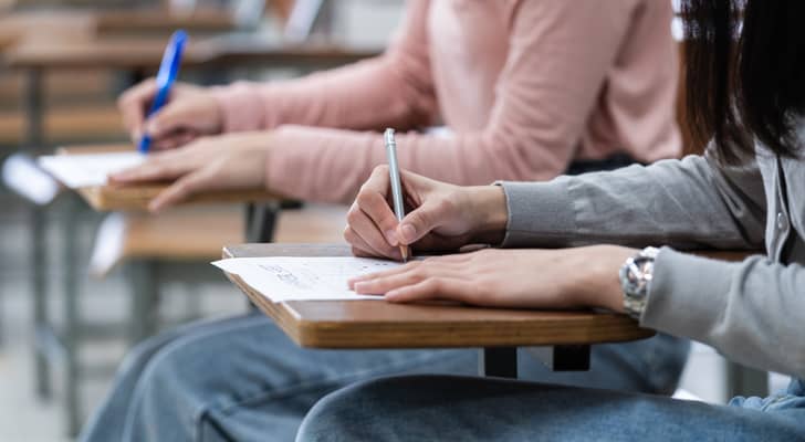 طلبة يتقدمون لامتحان "تعبيرية"