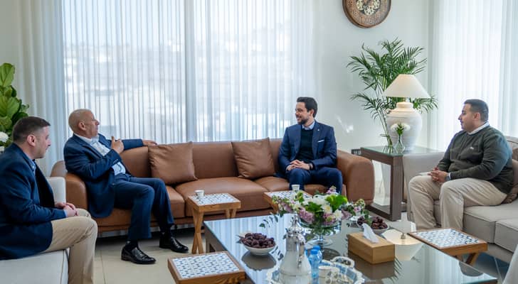 ولي العهد يزور اللواء المتقاعد إبراهيم النعيمات بمنزله في السلط