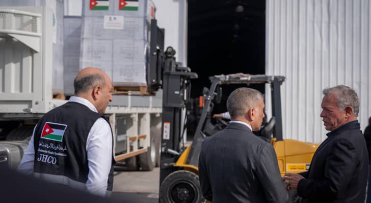 الملك يشهد تجهيز أكبر قافلة مساعدات إلى غزة ويكرم الهيئة الخيرية الأردنية الهاشمية على جهودها