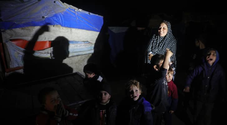 فلسطينيون يحتفلون في مخيمهم للنازحين بعد التوصل إلى وقف لإطلاق النار في قطاع غزة